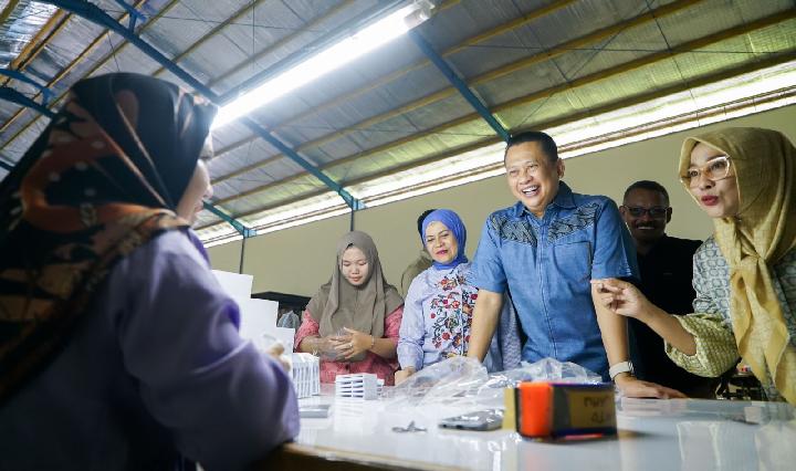 Bamsoet mendukung peningkatan industri bulu mata dan rambut palsu di Purbalingga