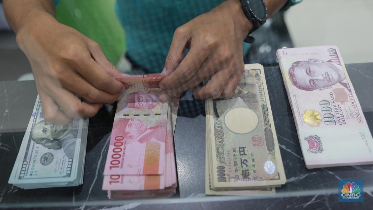 Terobosan!  Dolar Mengamuk, Rupiah Nyaris Tembus Rp 15.800/US$